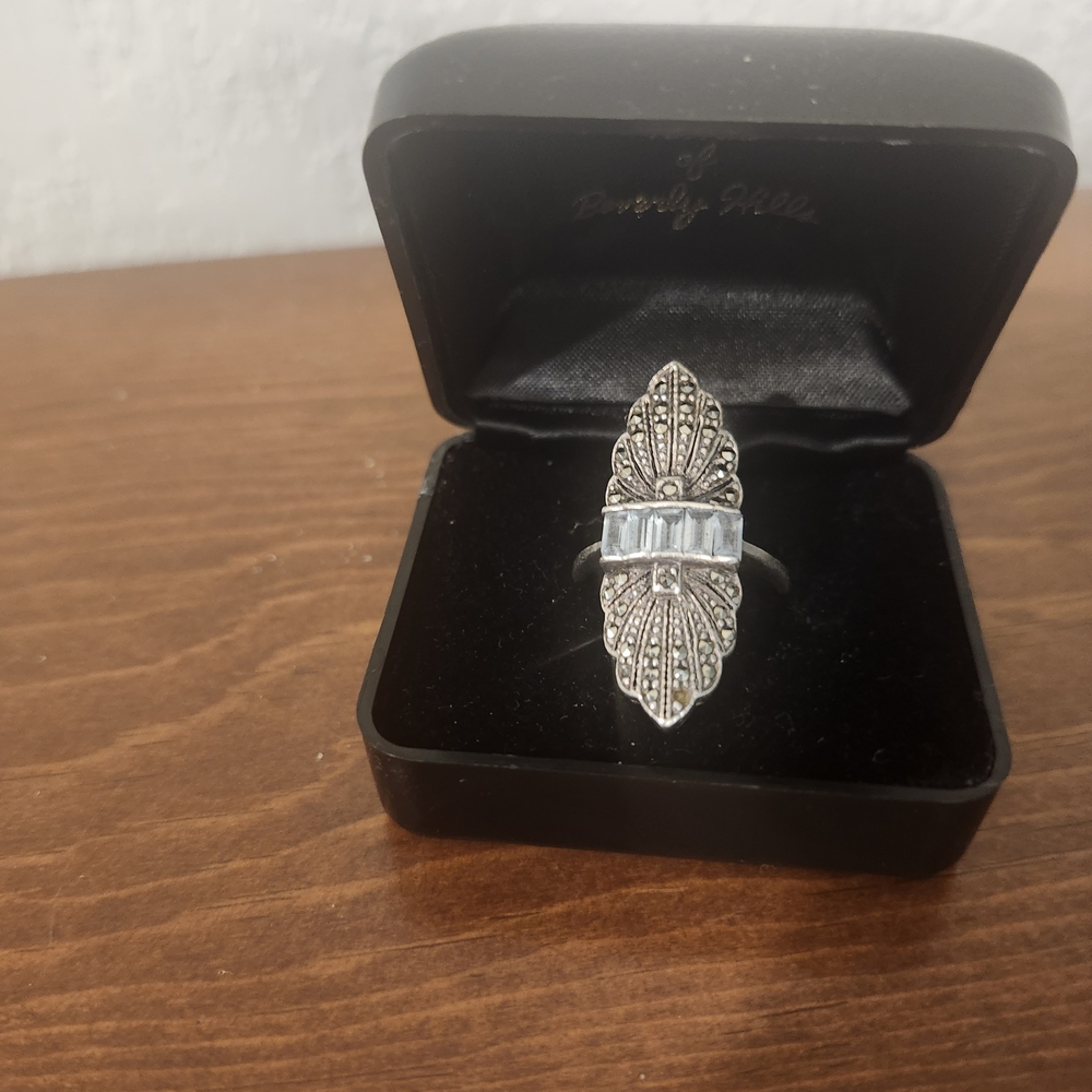 Vintage-Inspired Stwrling Silver Marquise Ring (925) with Aqua Marine Stones.